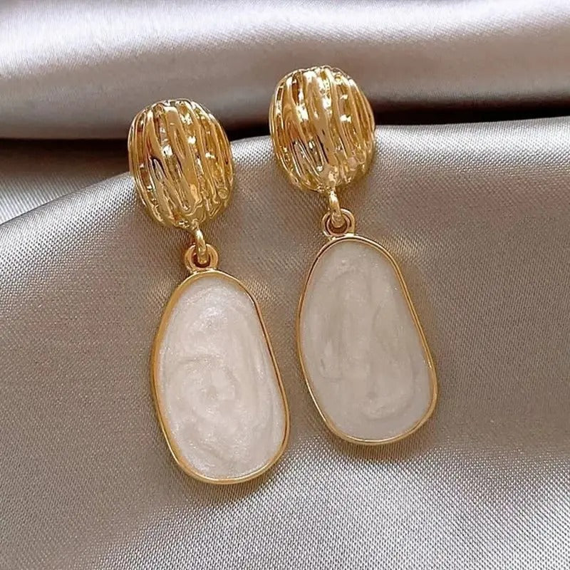 Manon | Boucles d'oreilles pendantes ovales avec émail blanc