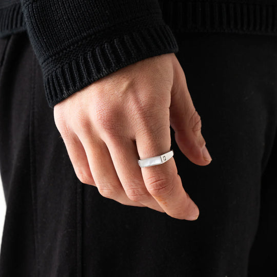 Dominique | Bague chevalière avec pierre rectangulaire blanche