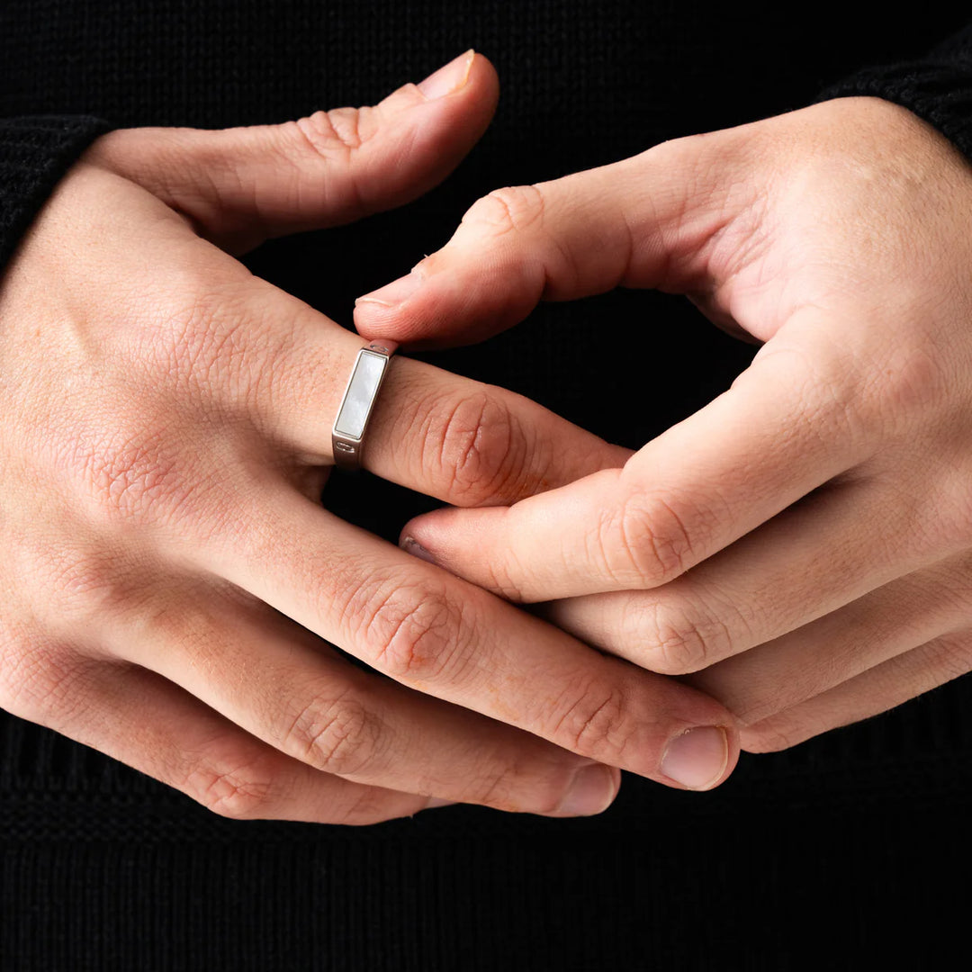 Dominique | Bague chevalière avec pierre rectangulaire blanche