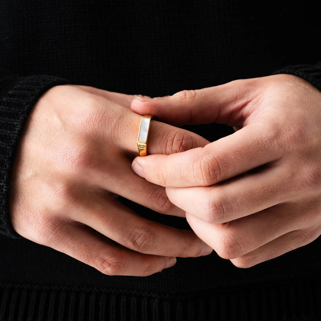 Dominique | Bague chevalière avec pierre rectangulaire blanche